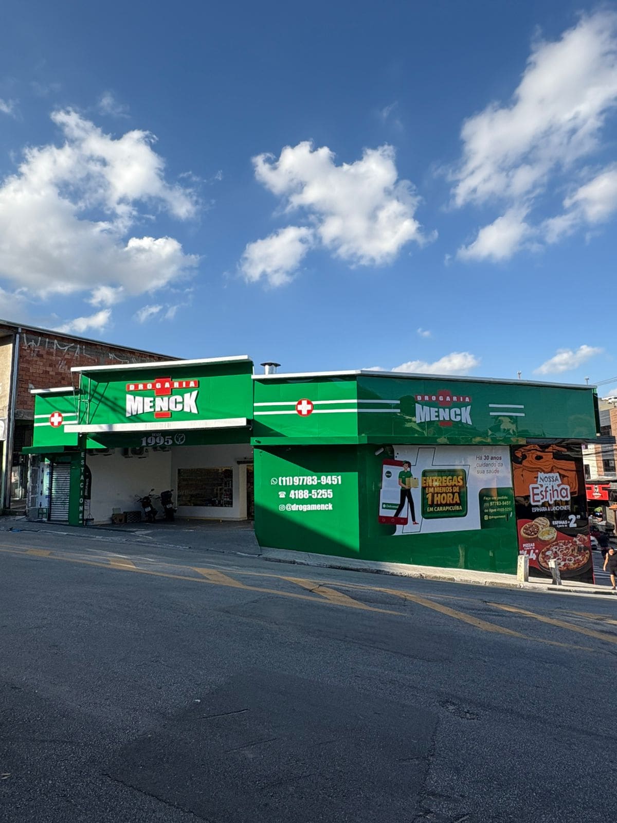 Drogaria Menck fachada lateral dia