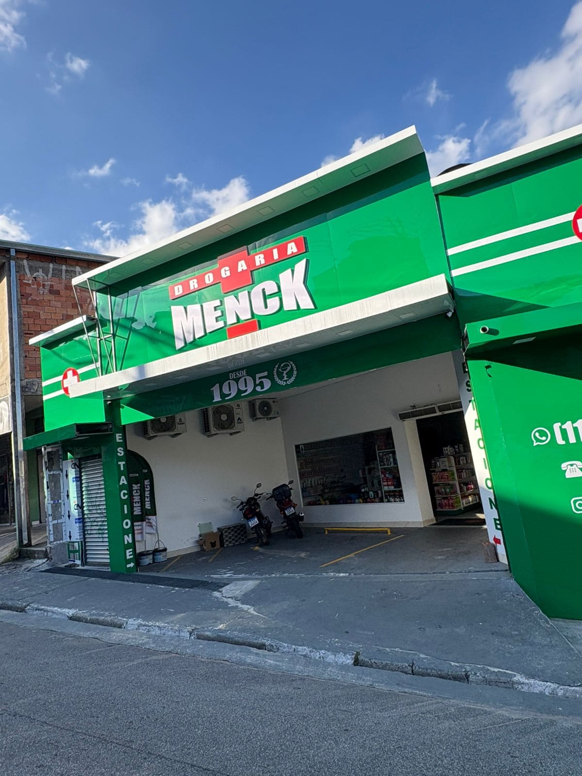 Drogaria Menck detalhe fachada ACM