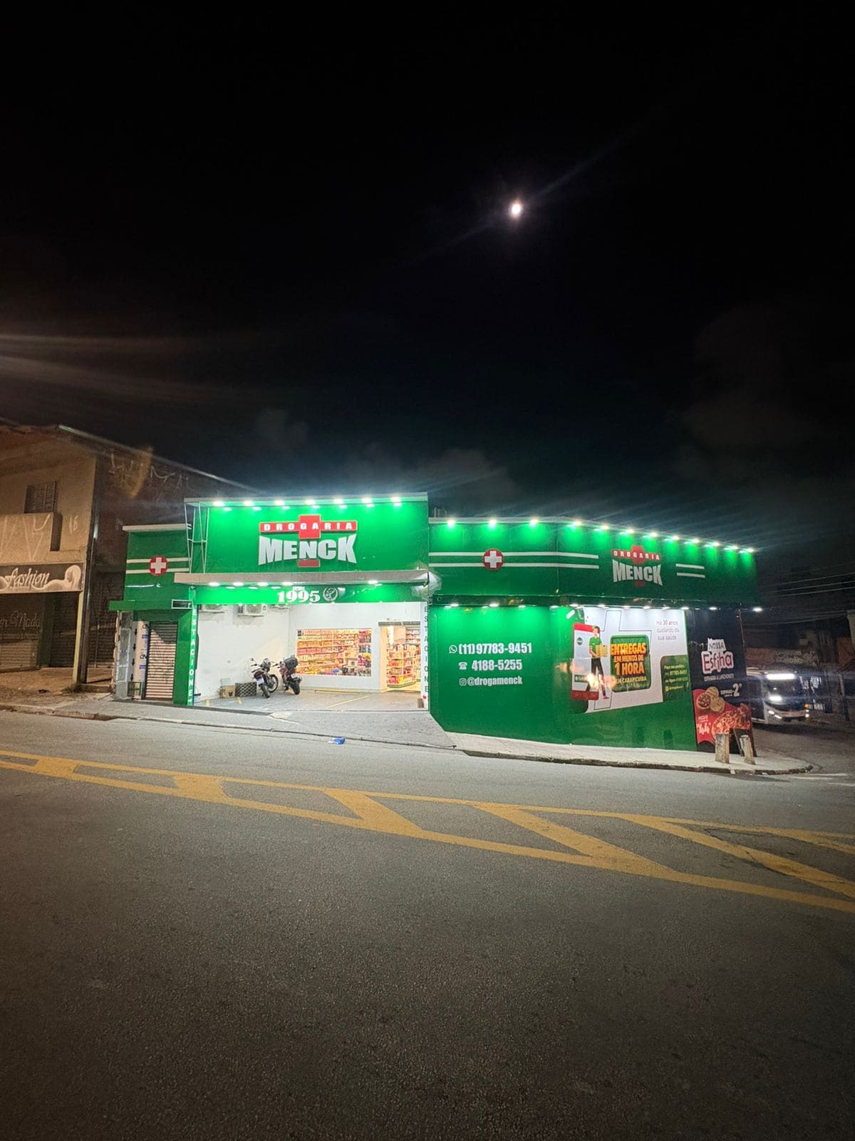 Drogaria Menck iluminação noturna LED
